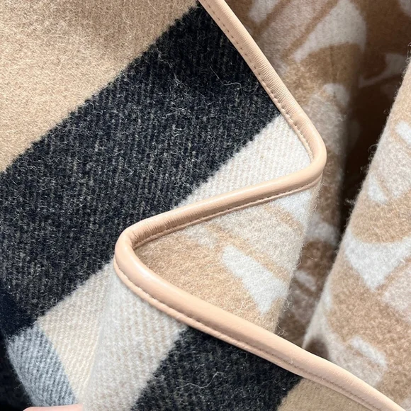 Burberry Reversible cashmere Cape - Picture 6 of 7